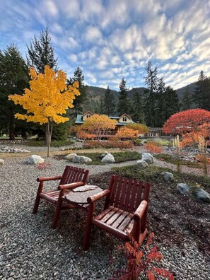 Property grounds - Cozy Riverside Retreat w/ Garden, Beach Access, Sauna. Pet + Family Friendly! (Princeton)