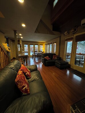 TV, fireplace - Cozy Riverside Retreat w/ Garden, Beach Access, Sauna. Pet + Family Friendly! (Princeton)