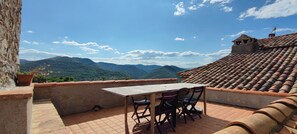 Outdoor dining - Mas Estrela: Lo Nis, an intimate B&B with mountain views (Bessèges)