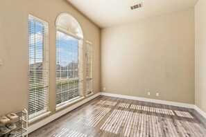 Interior - Spacious Quiet 4BR Sleep 8 Fenced Backyard/Garage (Carrollton)