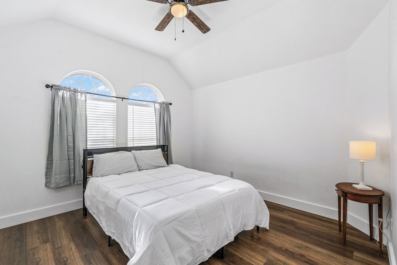 5 bedrooms, iron/ironing board, WiFi, bed sheets