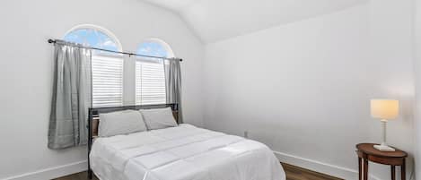 5 bedrooms, iron/ironing board, WiFi, bed sheets
