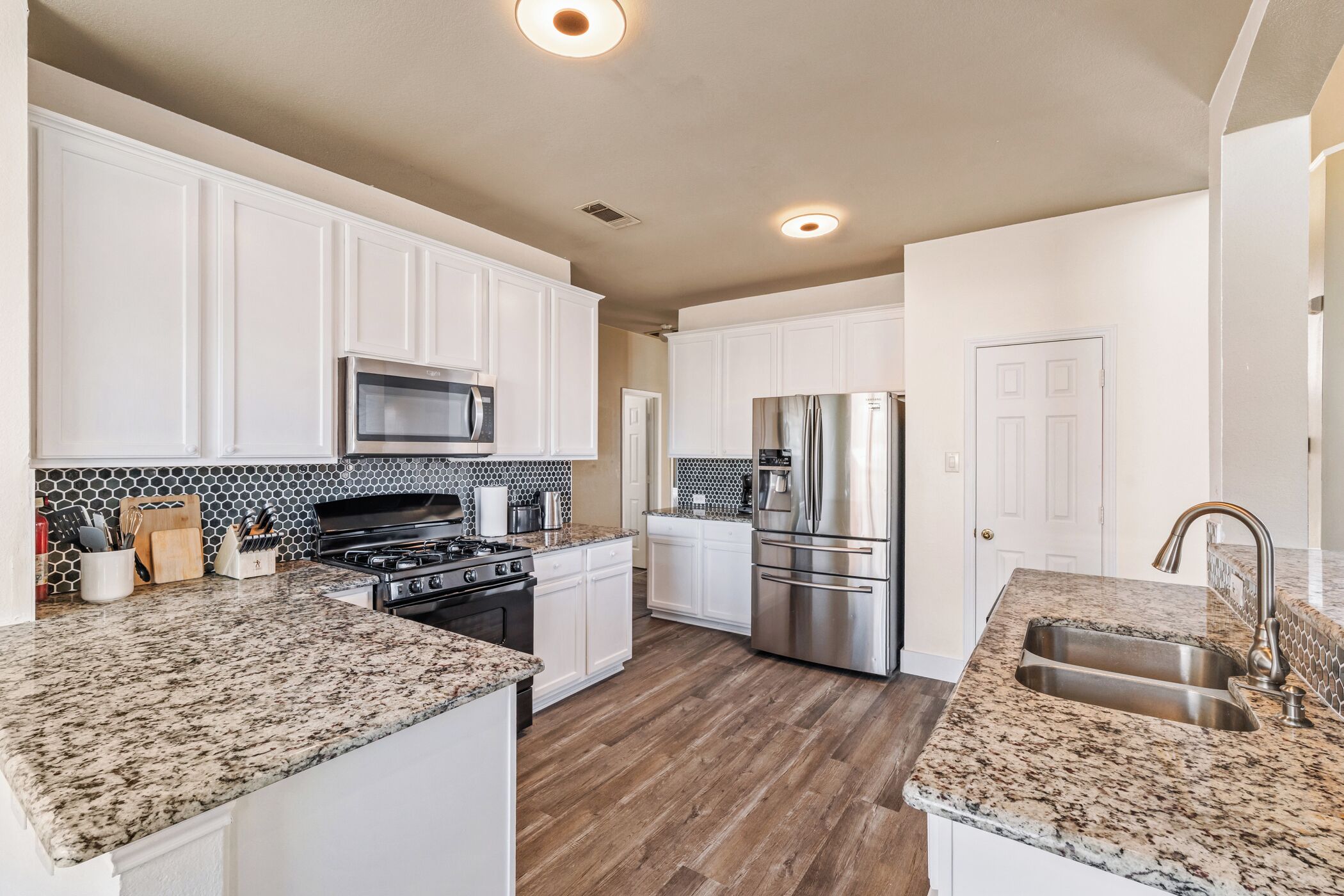 Refrigerador, microondas, horno y parrilla de estufa 