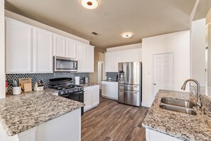 冷蔵庫、電子レンジ、オーブン、コンロ