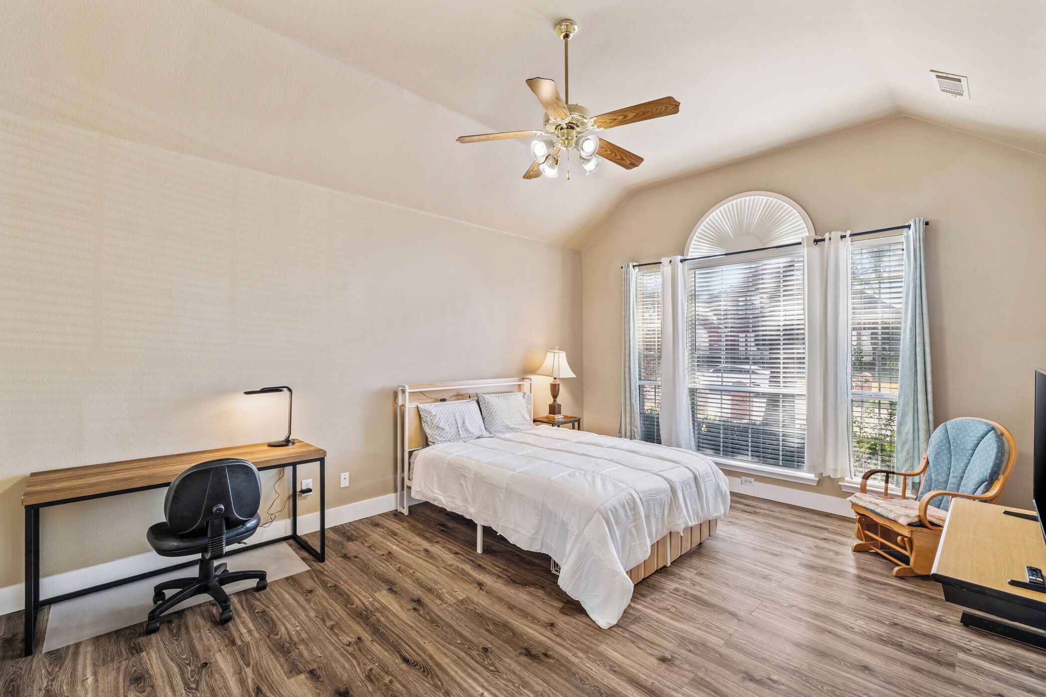 4 bedrooms, desk, iron/ironing board, free WiFi