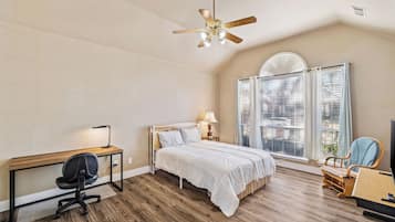 4 bedrooms, desk, iron/ironing board, free WiFi