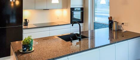 Køleskab, ovn, kogeplade, opvaskemaskine