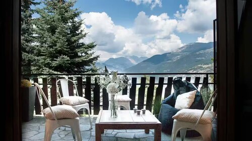 Stylish and roomy mountain retreat for families