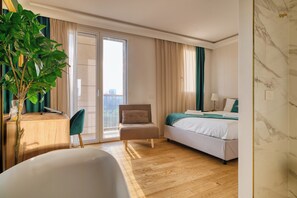 2 dormitorios, escritorio, tabla de planchar con plancha y cuna de viaje