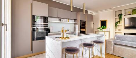 Smart-TV, peis og bøker