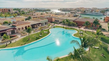 3 piscines extérieures