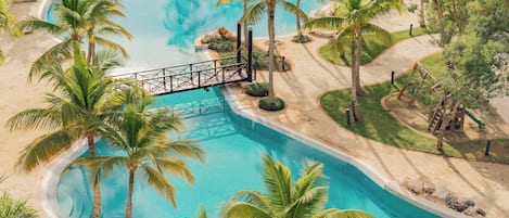 3 piscines extérieures