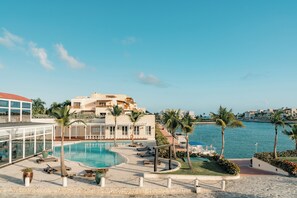 3 piscines extérieures