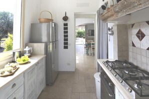 Frigorifero, microonde, forno, piano cottura