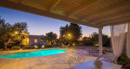 Villa „Dina“ mit privatem Pool, WLAN und Klimaanlage