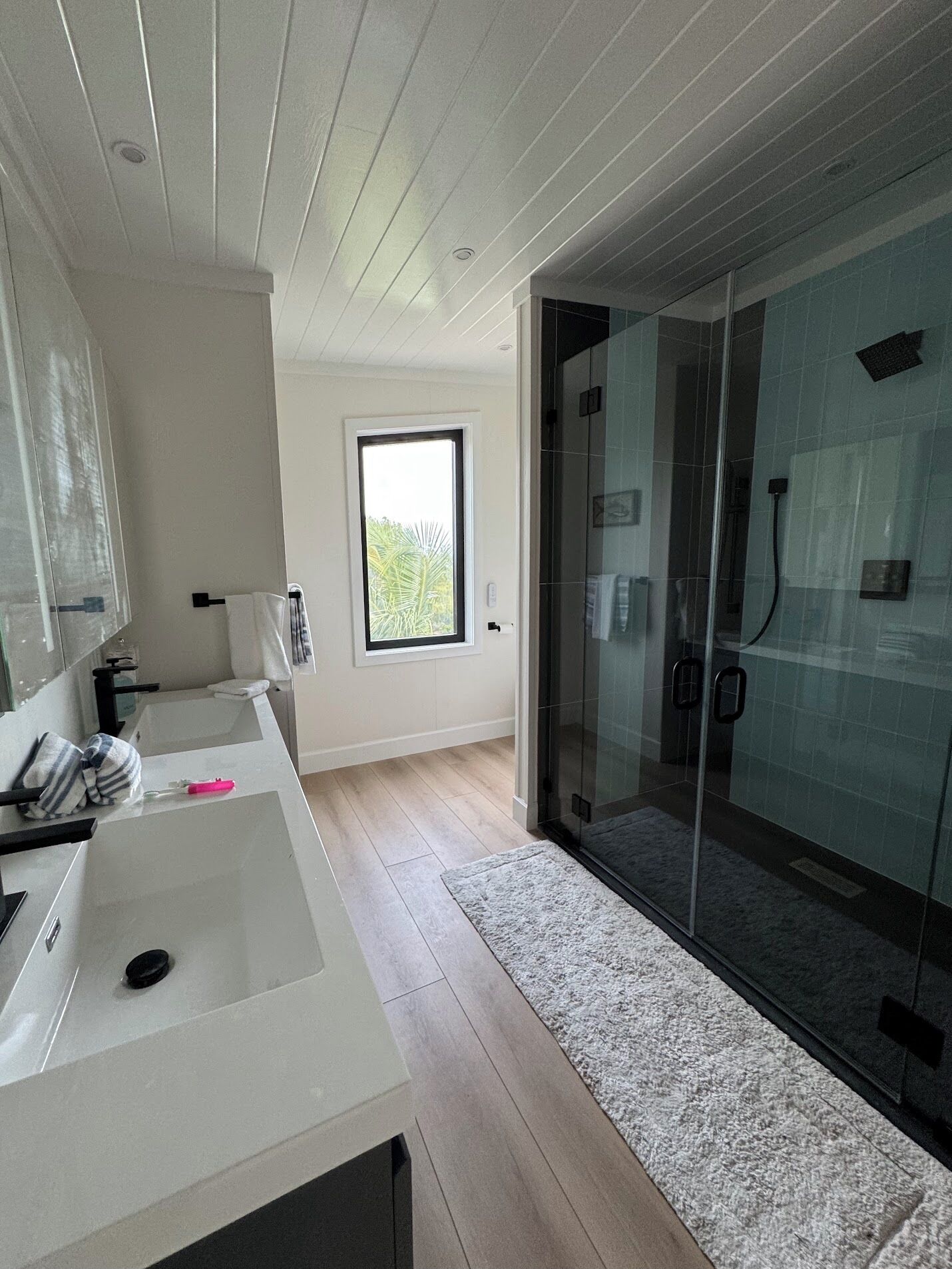 Douche, sèche-cheveux, bidet, serviettes fournies