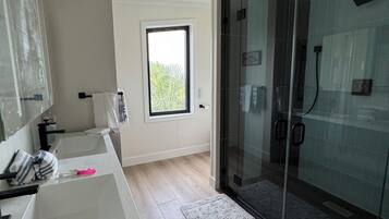 Douche, sĂšche-cheveux, bidet, serviettes fournies