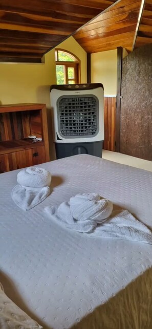 1 bedroom, WiFi, bed sheets - Peaceful Retreat in Nature - Chalet Room, Lagoinha and São Luiz do Paraitinga (Taubaté)