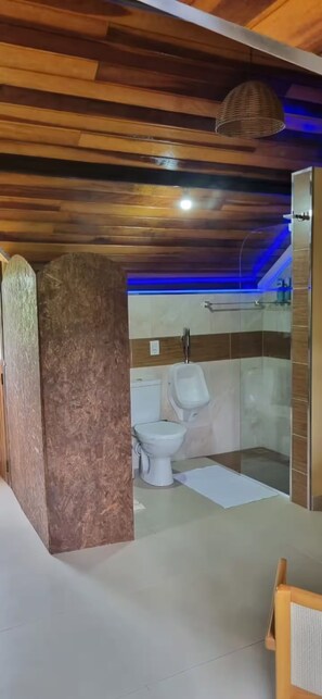 Toallas, jabón, papel de baño 