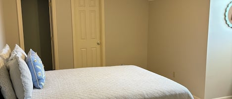 5 bedrooms, iron/ironing board, WiFi, bed sheets