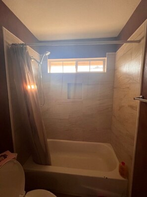 Shower, jetted bath, hair dryer, towels -  Luxurious, Spacious 5-bedroom/4.5 bath house and covered patio in Grand Prairie (Grand Prairie)
