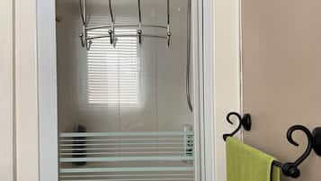 Douche, sèche-cheveux, serviettes fournies, savon