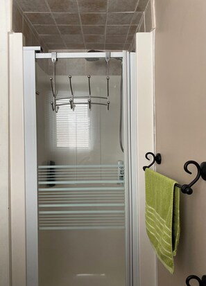 Douche, sĂšche-cheveux, serviettes fournies, savon