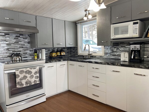 Private kitchen - Chalet by the river - Nature, paddle, campfire and water view (Sainte-Clotilde-de-Horton)