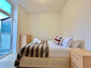 1 habitación, tabla de planchar con plancha, wifi gratis y ropa de cama 