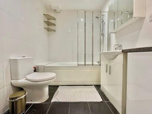Deep-soaking bathtub, hair dryer, towels - Comfortable Flat in Notting Hill (London)