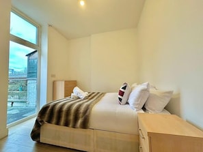 1 habitación, tabla de planchar con plancha, wifi gratis y ropa de cama 