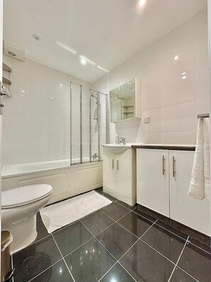 Deep-soaking bathtub, hair dryer, towels - Comfortable Flat in Notting Hill (London)