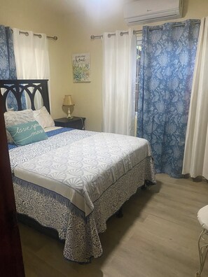 4 bedrooms, WiFi, bed sheets - 4-bedroom villa in charming Sandy Bay with AC comfort (Sandy Bay)