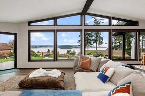 Secluded Water & Mountain View Retreat