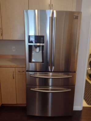 Interior - Cozy 2-bedroom condo with AC in beautiful Sammamish (Sammamish)