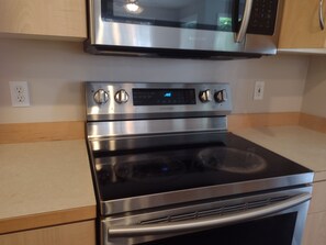 Private kitchen - Cozy 2-bedroom condo with AC in beautiful Sammamish (Sammamish)