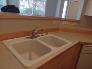 Interior - Cozy 2-bedroom condo with AC in beautiful Sammamish (Sammamish)