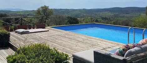 Außenpool (je nach Saison geöffnet), Sonnenschirme, Liegestühle