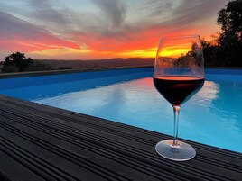 Una piscina al aire libre de temporada, sombrillas