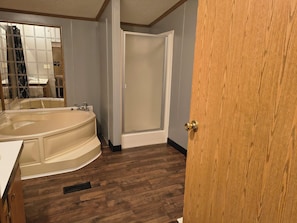 Towels, soap, toilet paper - 3-bedroom house in serene Bristol with cool AC comfort (Bristol)