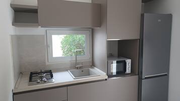 Kühlschrank, Mikrowelle, Herdplatte, Wasserkocher mit Kaffee-/Teezubehör