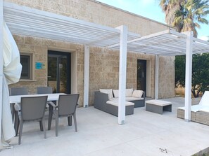 Outdoor dining - Casa Carolea with Private Terrace and Pool among Olive Trees near the Sea (Nardò)