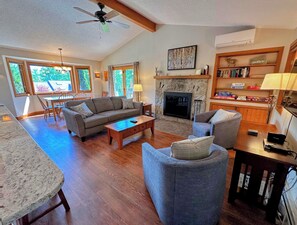Villa (3 Bedrooms) | Interior - Fc44 Renovated 3bed 3bath Forest Cottage AC, Views, Yard, Fast Wifi Walk to Skiing! (Bretton Woods)
