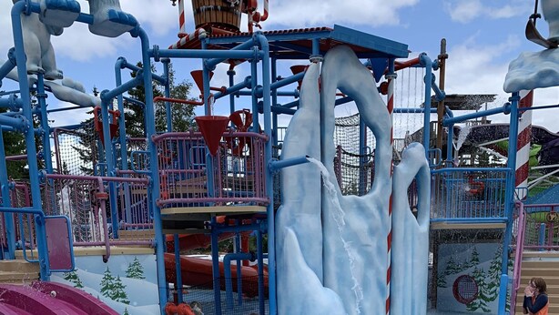 Ein Wasserspielplatz mit Rutschen und Wasserspielen.