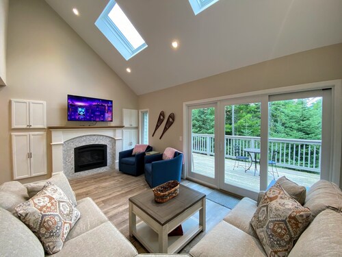 Rb24 Renovated, AC, Ski-in out Bretton Woods Townhome