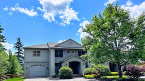 A two-story residential house with a garage, a front porch, and a driveway leading to the entrance. - SH1 Beautiful Stonehill Townhouse in Bretton Woods (Bretton Woods)