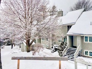 Interior - R21 Completely Renovated Bretton Woods Condo, AC, Unbeatable Ski-in Ski-out Location! Fast Wifi (Bretton Woods)