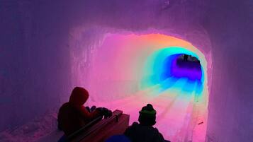 Un túnel de hielo con iluminación de colores.