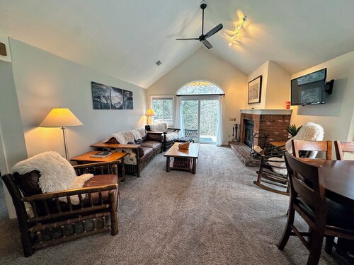 Fv44 Tastefully Updated Single Level With AC, Wifi, Minutes From Skiing!