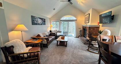 Fv44 Tastefully Updated Single Level With AC, Wifi, Minutes From Skiing!